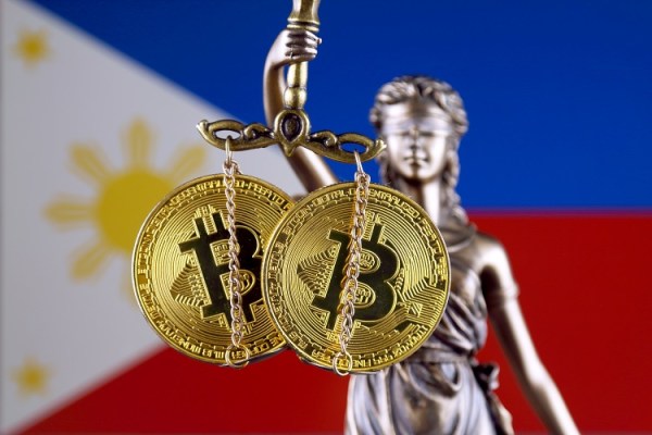 Symbol of law and justice, physical version of Bitcoin and Philippines Flag. Prohibition of cryptocurrencies, regulations, restrictions or security, protection, privacy. ico-rules-philippines-Filipin-Menkul-Kiymetler-Duzenleyicisi-ICO-Duzenlemesini-Yeniden-Gozden-Gecirecek-ilk-para-teklifi-blockchain-blok-zincir-psec