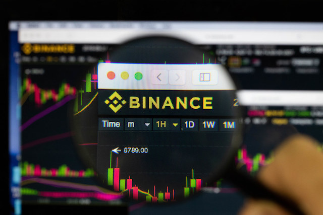 Binance logo on a computer screen with a magnifying glass Binance-Hack-calinan-Bitcoin-BTC-Yedi-Adrese-Tasindi-cz-kripto-para-cryptocurrency-blok-zincir-blockchain-exchange-borsa