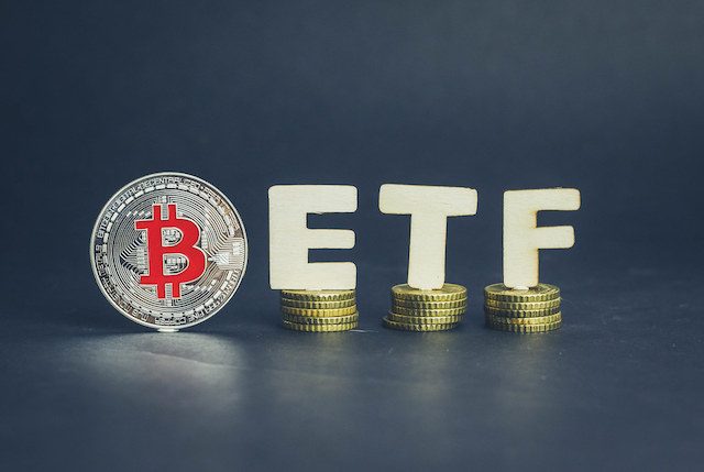 Bitcoin coin with ETF text on coins SEC-Komisyon-uyesi-Hester-Peirce-Duzenleyici-Gecikmelerin-Engelledigi-Kripto-Endustrisi-ile-ilgili-Konustu-kripto-para-cryptocurrency-blok-zincir-blockchain-bitcoin-btc