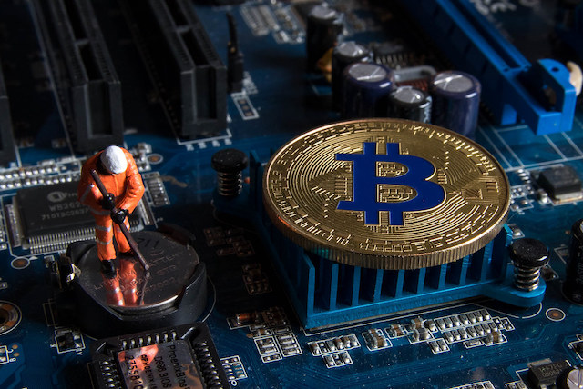 Bitcoin mining and crypto currency concept Alman-Firmasi-Mobil-cevre-Dostu-Bitcoin-BTC-Madencilik-Mining-Konteynerlerini-Acikladi-hash
