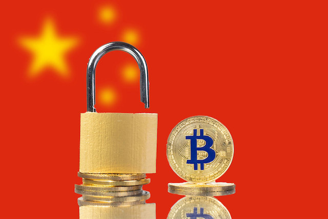 Golden Bitcoin, padlock and flag of China cin-Siber-Gozcusu-309-Daha-Fazla-Blok-Zincir-Blockchain-Hizmetini-Onayladi-kripto-para-cryptocurrency-wallet-madencilik-mining