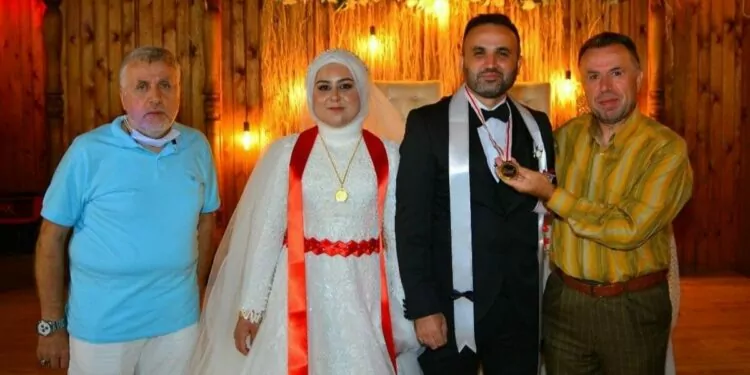 Düğünde Takılan Kripto Para Yüzleri Gülümsetti 1 Düğünde Takılan Kripto Para Yüzleri Gülümsetti