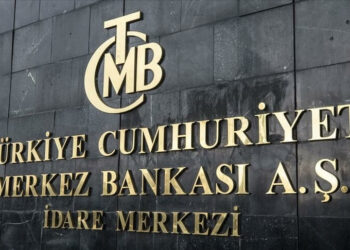 TCMB Politika Faizini 100 Baz Puan İndirdi Dolar 15,65'i Gördü