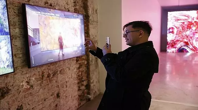 Teknoloji Devi Samsung Refik Anadol ile Anlaştı! Samsung Collaborated with Famous Artist Refik Anadol with NFT