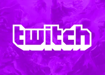 Popüler yayıncılık platformu Twitch’i kullanarak dolandırıcılık yaptıkları iddia edilen 11 kişi yapılan operasyon sonucunda yakalandı. Yakalanan şüphelilerin ise Twitch fenomenleri üzerinden 1 milyon dolarlık kazanç elde ettikleri vurgulandı. İstanbul Cumhuriyet Başsavcılığınca yürütülen dolandırıcılık soruşturması kapsamında harekete geçen İstanbul Siber Suçlarla Mücadele Şubesine bağlı ekipler tarafından platform üzerinde yayın yapan kullanıcılara, tanınmayan kişiler tarafından BIT ( Twitch Para Birimi) gönderildiği ortaya çıktı. Bu şekilde kazanç sağlayan 44 kişi ise gözaltına alındı. BİT'E DÖNÜŞTÜRÜLDÜ Yapılan açıklamalara göre, kredi kartı dolandırıcıları başka kişilere ait kopyalanmış kredi kartlarını aklamak için bazı platform fenomenleri ile anlaşmaya gitti. Bu kartlarda bulunan mevcut bakiyeler twitch üzerinden bağış yapılmasını sağlayan Bit’e dönüştürüldü. Ardından bu Bit yolu ile bağışlardan elde edilen haksız kazancın yabancı ve yerli kripto borsalardaki hesaplara aktarıldığı iddia edildi. Dolandırıcılarla anlaşan fenomenlerin, aktarılan paranın yüksek oranını sanal para olarak geri iade ettikleri vurgulandı.