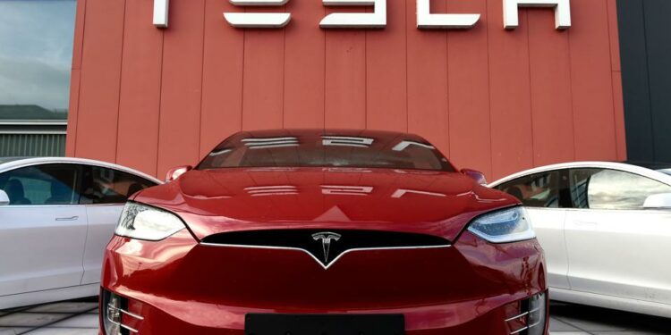 Tesla 2021'de Yaklaşık Bir Milyon Elektrikli Araç Teslim Etti