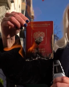 Rus Sanatçı Olive Allen Pasaportunu Yaktı! Görüntüler Ukrayna’ya Destek İçin NFT Olarak Satıldı 2022030504043233