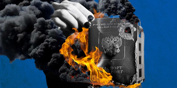 Rus Sanatçı Olive Allen Pasaportunu Yaktı! Görüntüler Ukrayna’ya Destek İçin NFT Olarak Satıldı 1 Rus Sanatçı Olive Allen Pasaportunu Yaktı! Görüntüler Ukrayna’ya Destek İçin NFT Olarak Satıldı