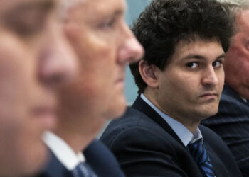 Sbf'ye-senatorlerden-comert-bagislari-hakkinda-aciklama-cagrisi-2022-paranfil