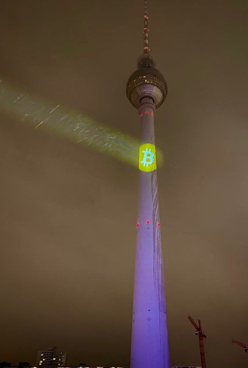 bitcoin logosu almanya'nın en yüksek binasına yansıtıldı berliner fernsehturm