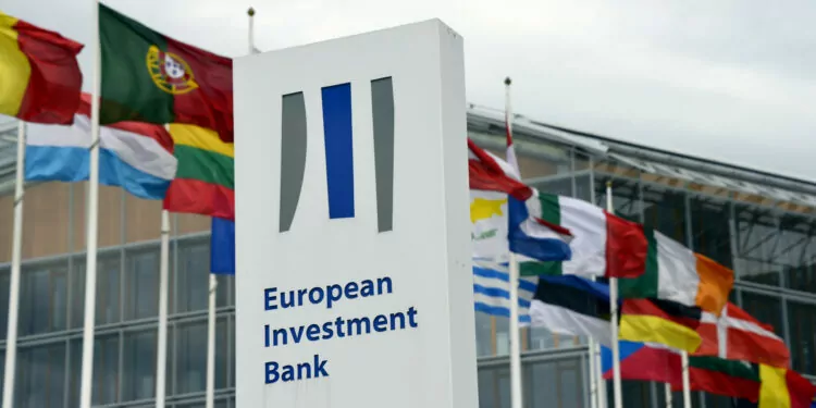 Avrupa Yatırım Bankası (EIB) 61,5 Milyon Dolar Değerindeki Sterlin Cinsinden İlk Dijital Tahvilini Piyasaya Sürdü 1 Avrupa-Yatirim-Bankasindan-Sterlin-cinsinden-ilk-dijital-tahvilini-piyasaya-surdu-2023-paranfil