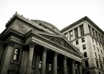 Bankalar, artan düzenlemelerin ortasında kripto şirketleriyle anlaşmaları sınırlıyor